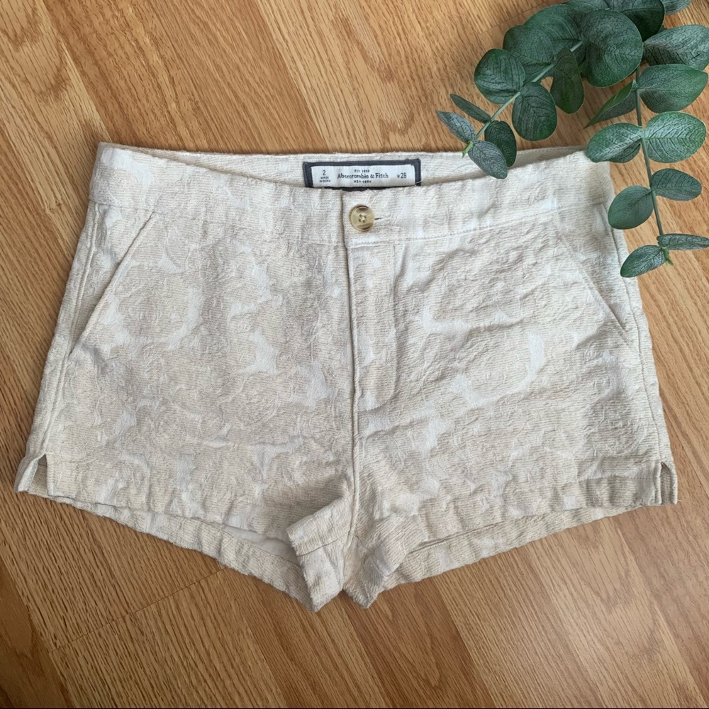 [ ✨BOGO FREE✨ Abercrombie & Fitch ] Women’s Cream Embroidered Shorts • Size 2/26